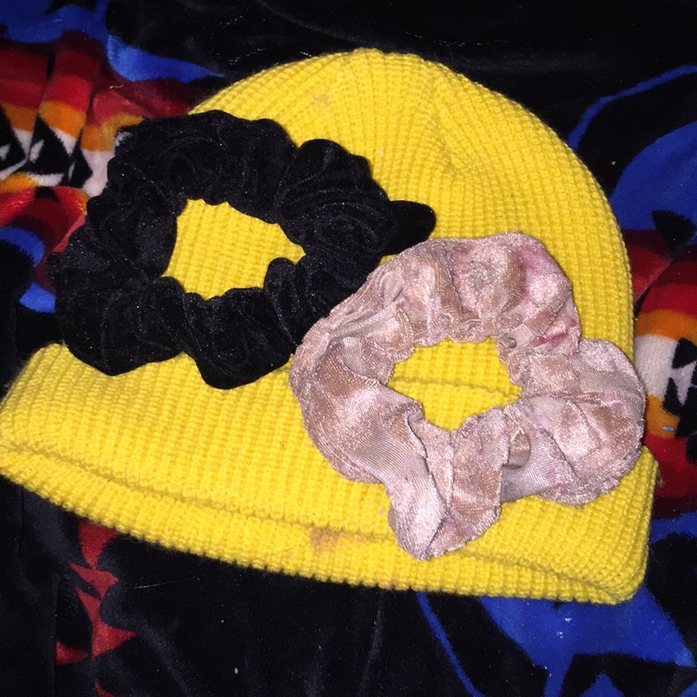hat & scrunches :)